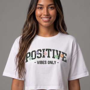 Crop Top Blanco – Positive Vibes Only (Efecto Bordado)